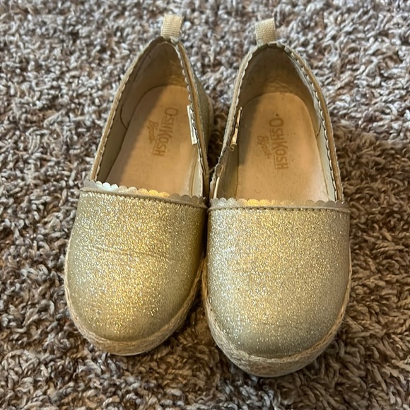 Oshkosh Gold Sliders Size 8 - Picture 1 of 4